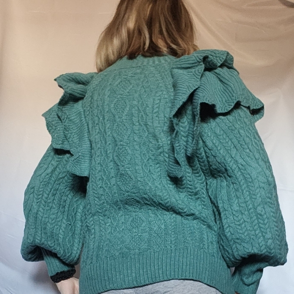 Green Listicle Sweater with poof shoulder detail. small. - Picture 2 of 11